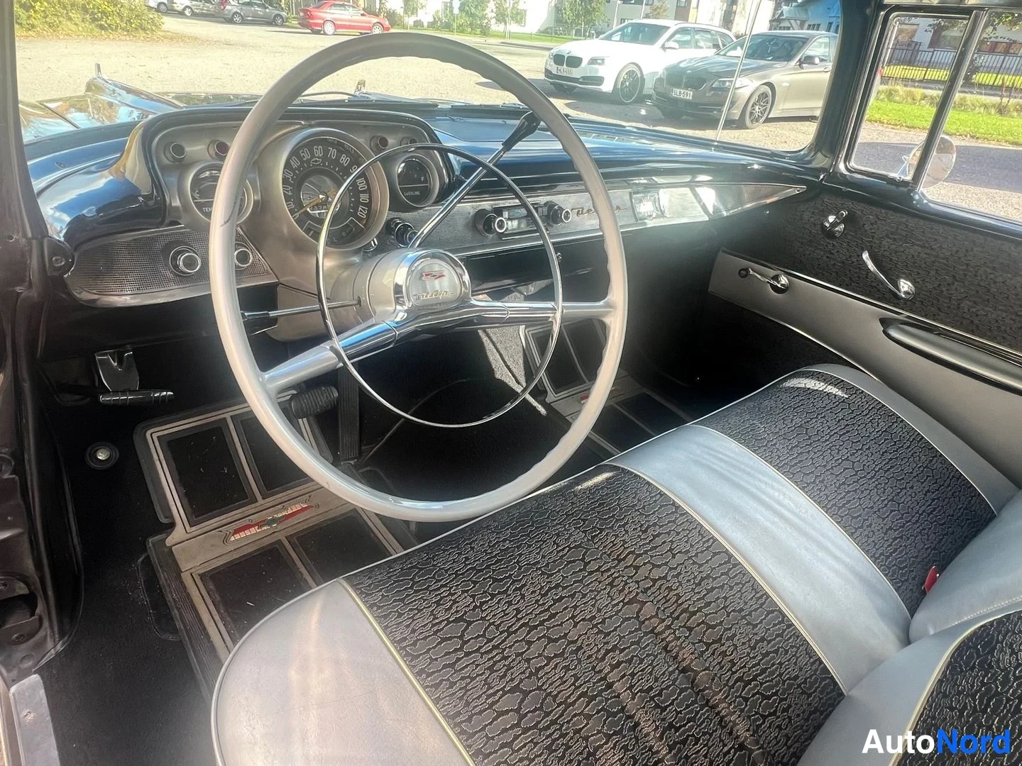 Musta Chevrolet Bel Air 1957, ohjaamo, kuva 22