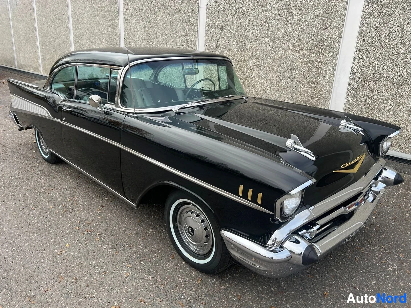 Musta Chevrolet Bel Air 1957, etuviisto, keula oikealle, kuva 7