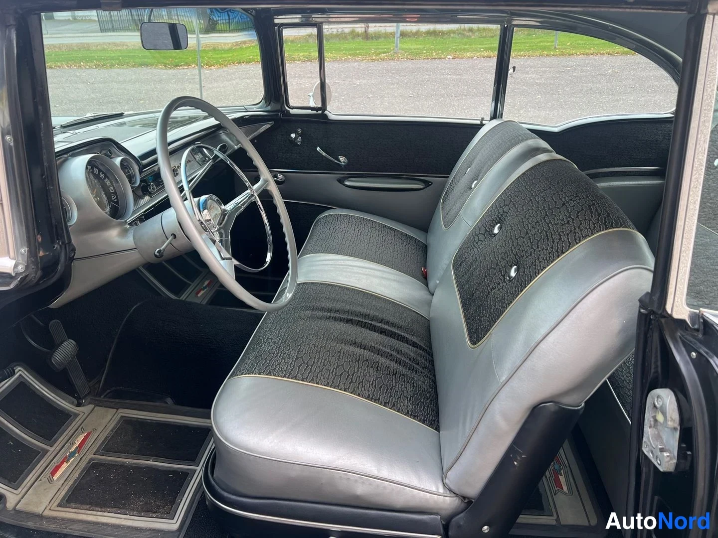 Musta Chevrolet Bel Air 1957, ohjaamo, kuva 23
