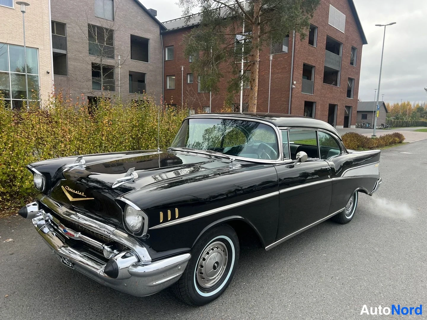 Musta Chevrolet Bel Air 1957, etuviisto, keula vasemmalle, kuva 4
