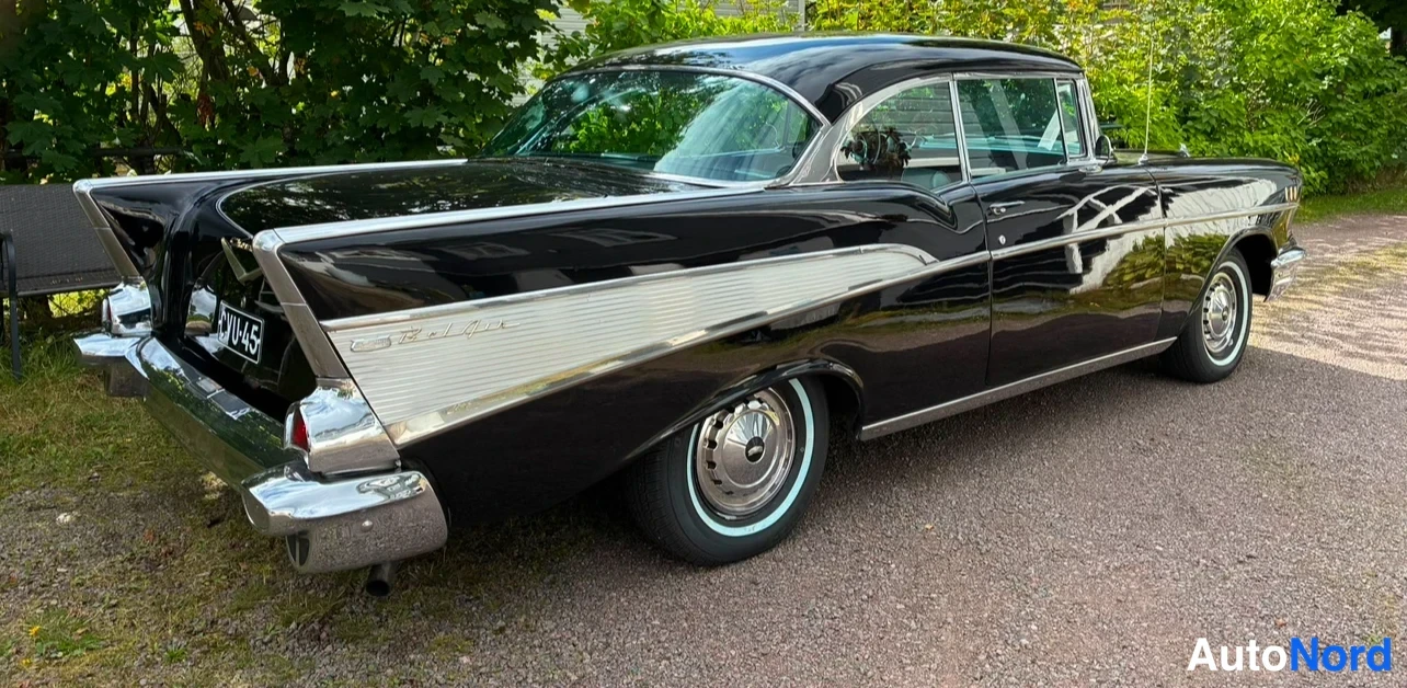 Musta Chevrolet Bel Air 1957, takaviisto, kuva 17