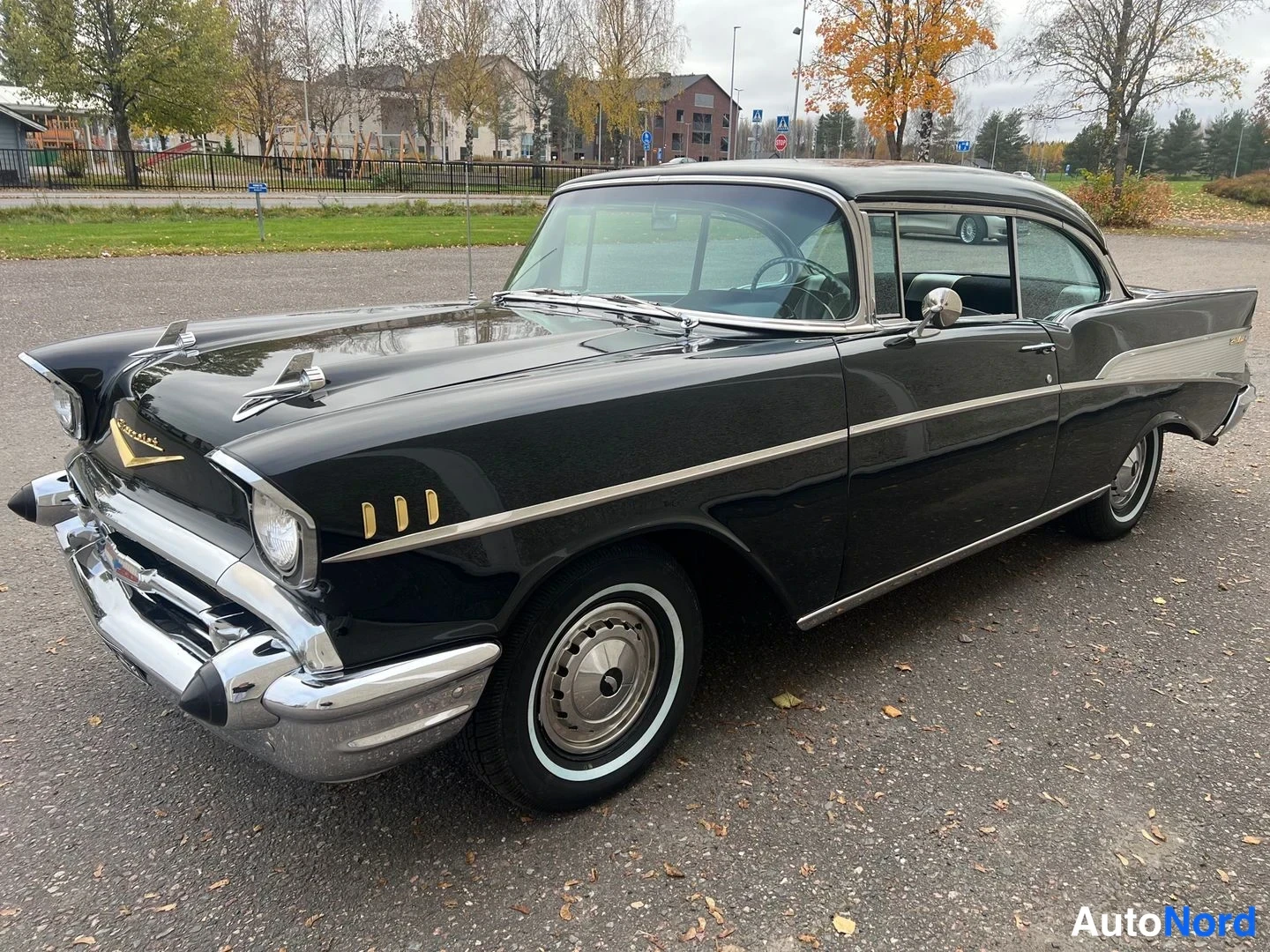 Musta Chevrolet Bel Air 1957, etuviisto, keula vasemmalle, kuva 3