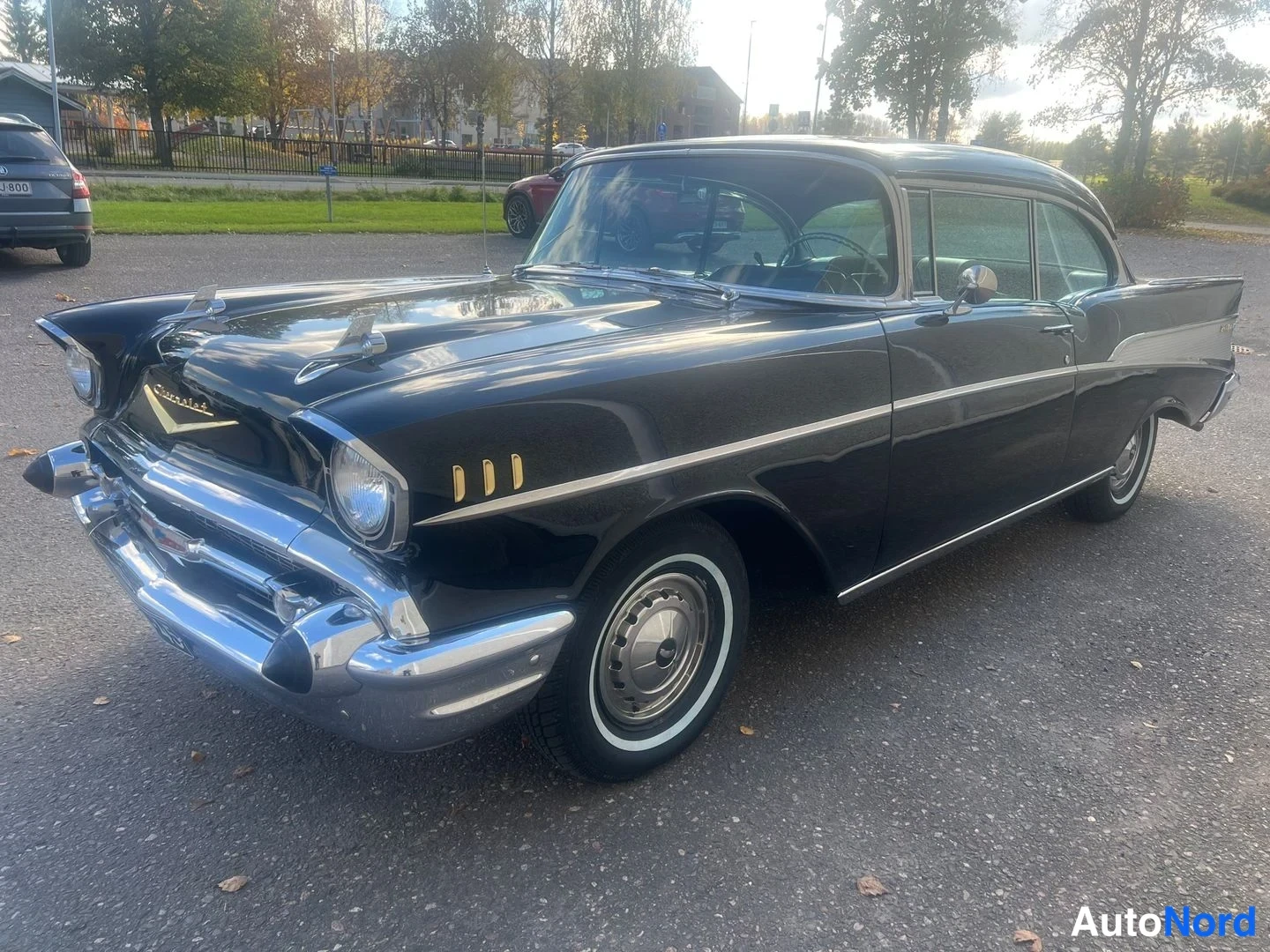 Musta Chevrolet Bel Air 1957, etuviisto, keula vasemmalle, kuva 2