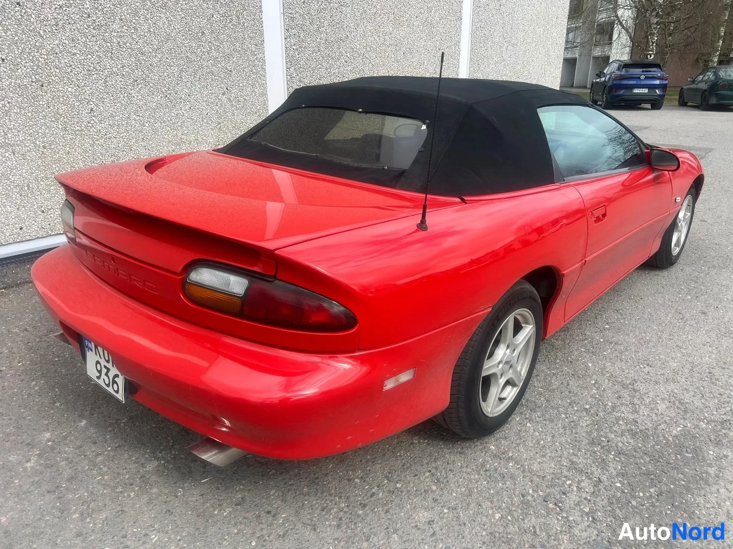 Röd Chevrolet Camaro 2000, snett bakifrån, bild 12