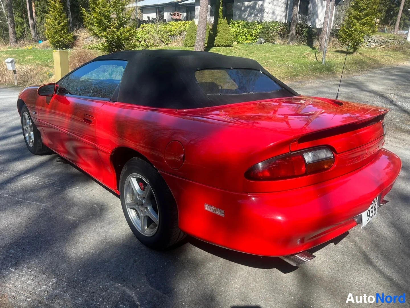 Röd Chevrolet Camaro 2000, snett bakifrån, bild 14