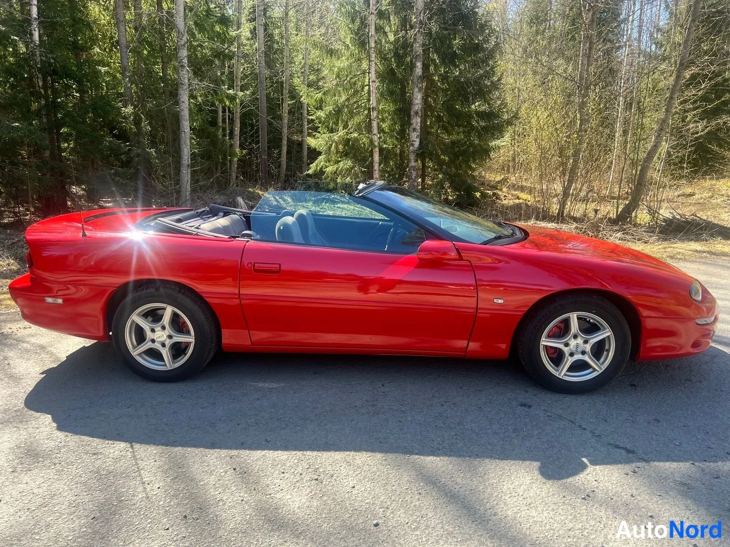 Röd Chevrolet Camaro 2000, från sidan, bild 11