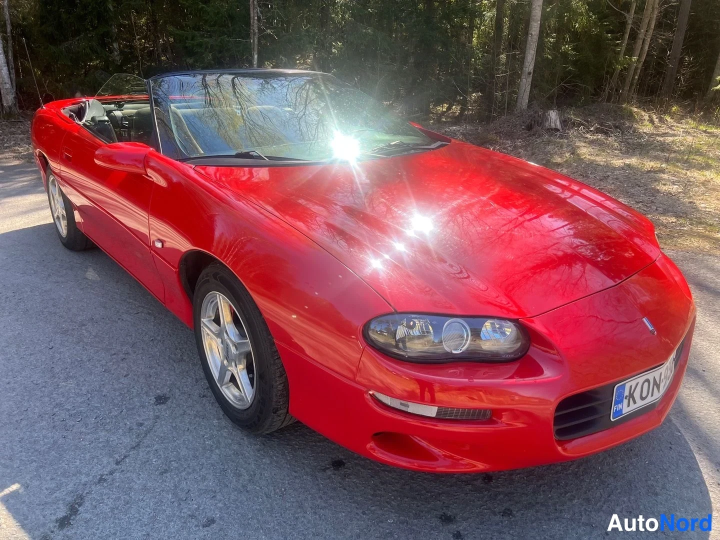 Röd Chevrolet Camaro 2000, snett framifrån, fronten åt höger, bild 6