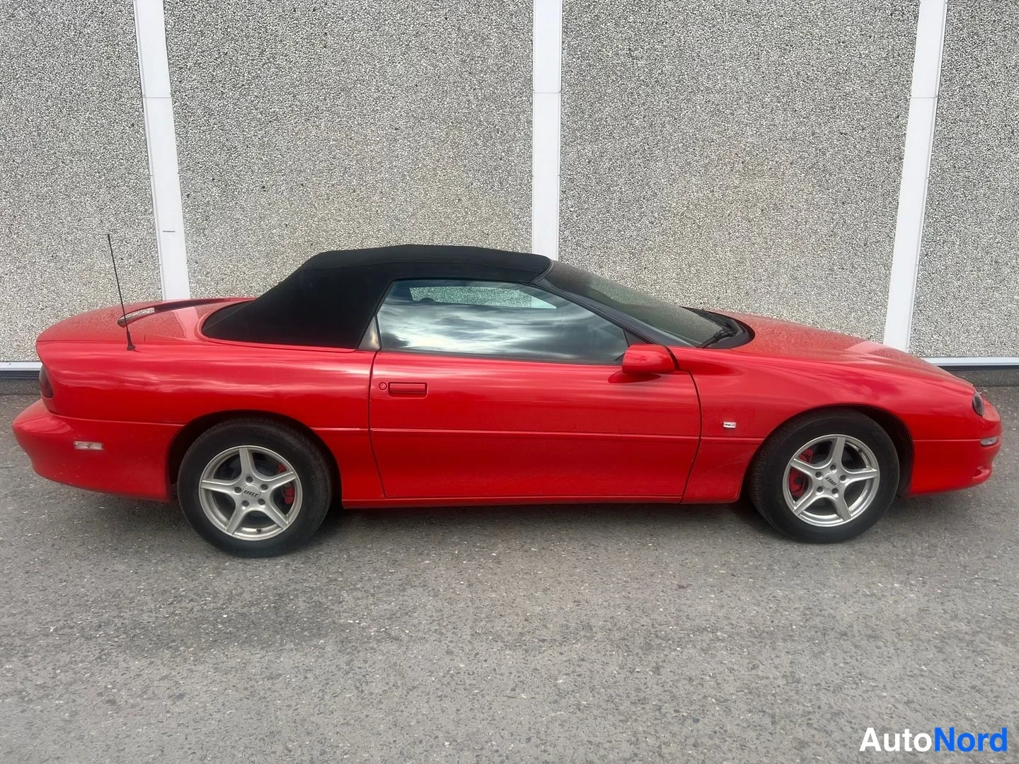 Röd Chevrolet Camaro 2000, från sidan, bild 9