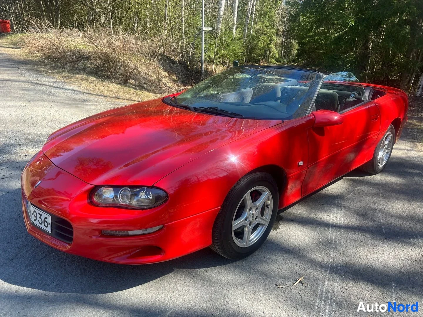 Röd Chevrolet Camaro 2000, snett framifrån, fronten åt vänster, bild 3