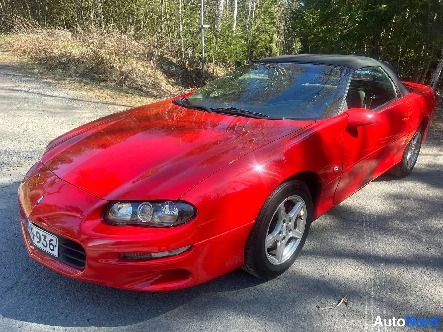 Röd Chevrolet Camaro 2000, snett framifrån, fronten åt vänster, bild 2