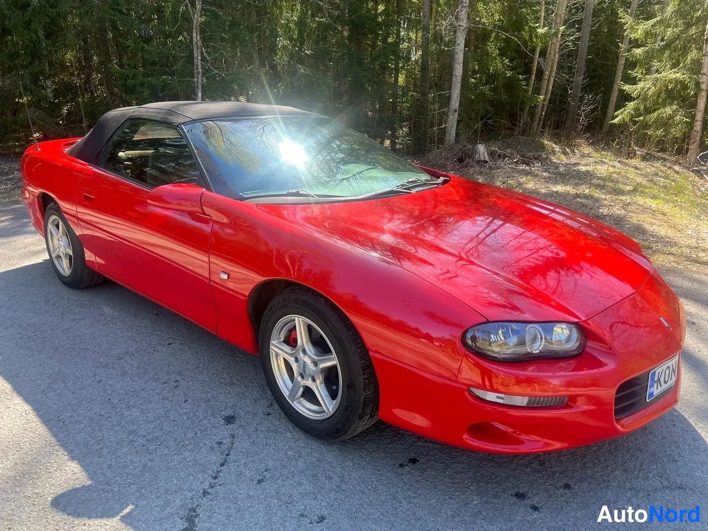 Röd Chevrolet Camaro 2000, snett framifrån, fronten åt höger, bild 4