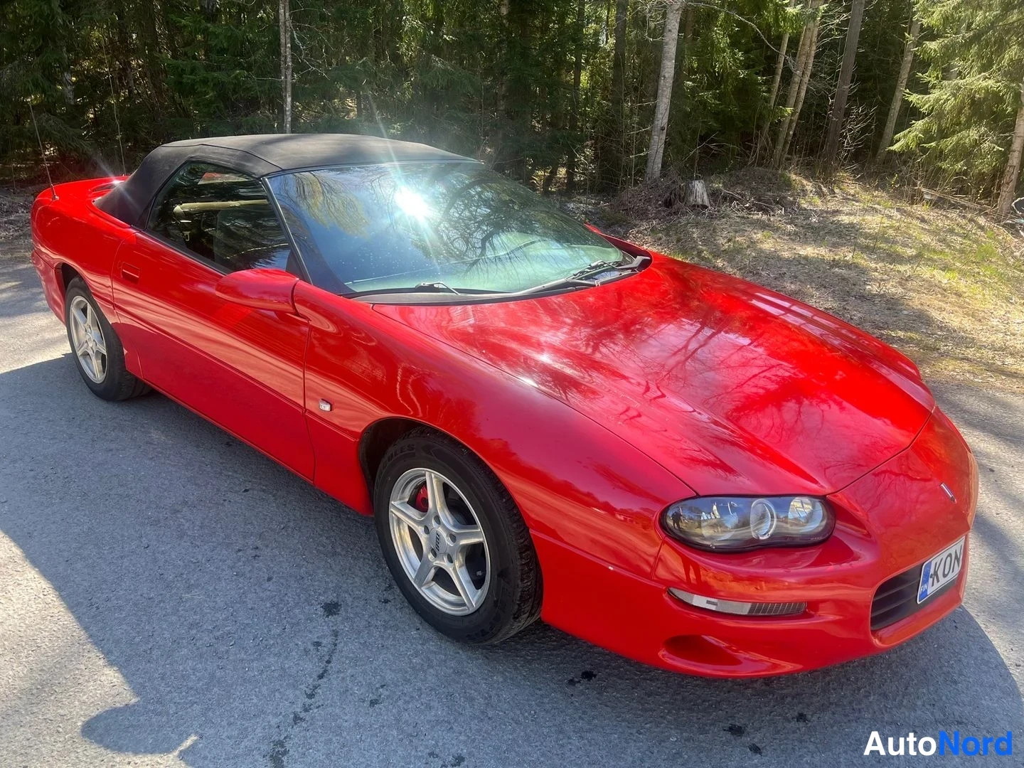 Röd Chevrolet Camaro 2000, snett framifrån, fronten åt höger, bild 5
