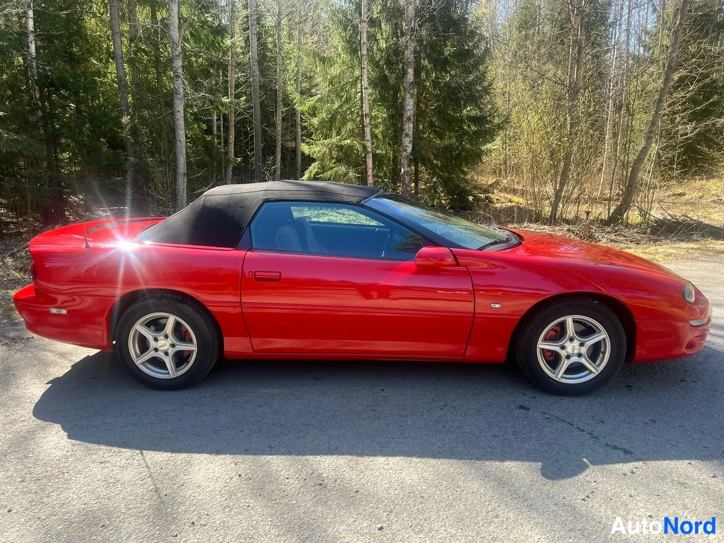 Röd Chevrolet Camaro 2000, från sidan, bild 10