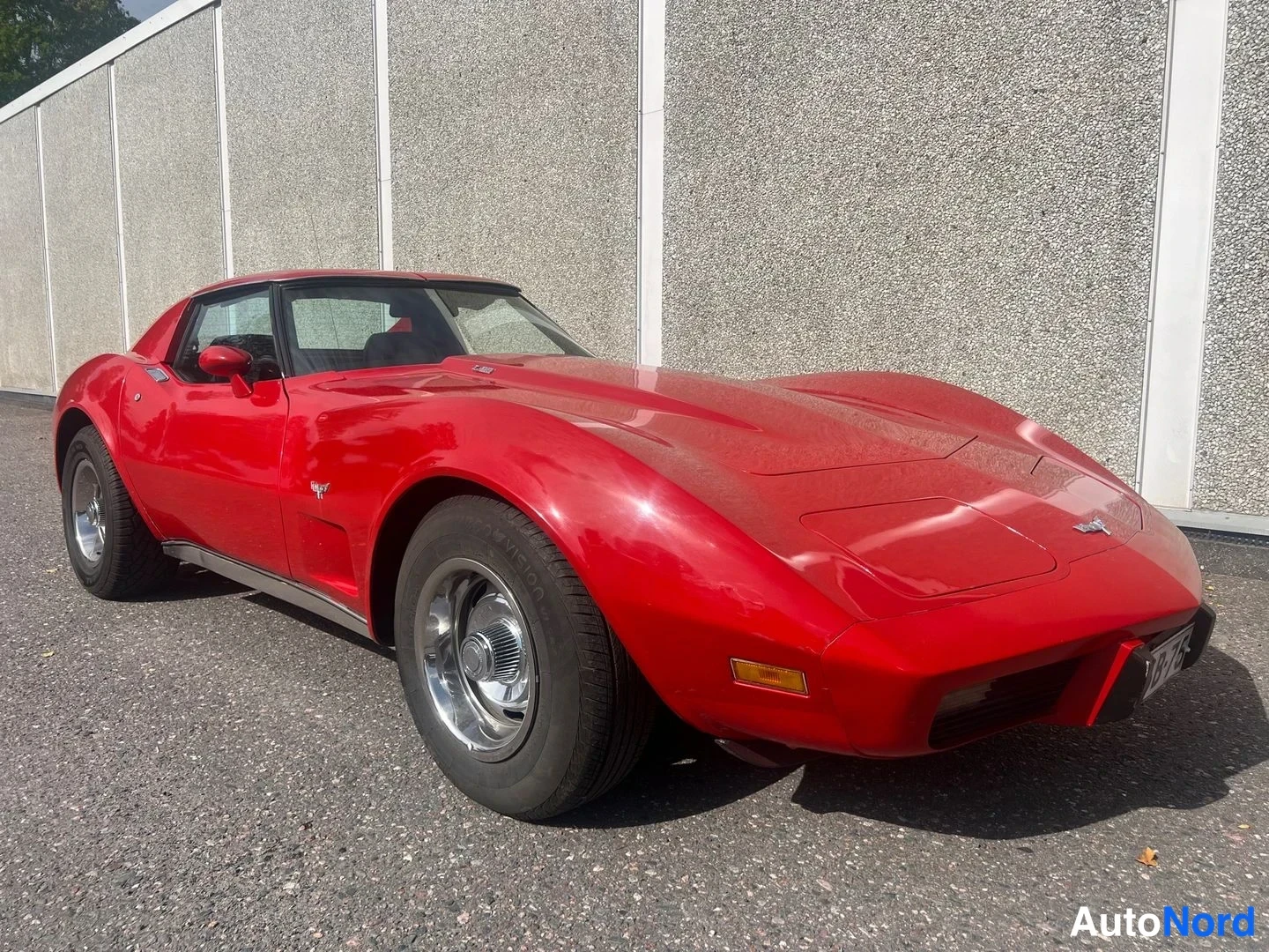 Röd Chevrolet Corvette STINGRAY 1977, snett framifrån, fronten åt höger, bild 3
