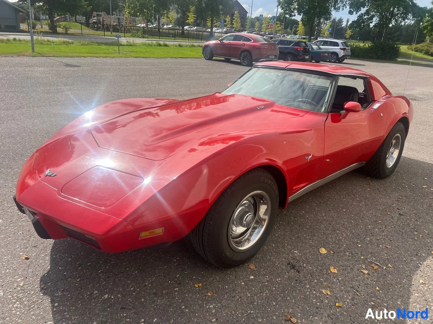 Röd Chevrolet Corvette STINGRAY 1977, snett framifrån, fronten åt höger, bild 2