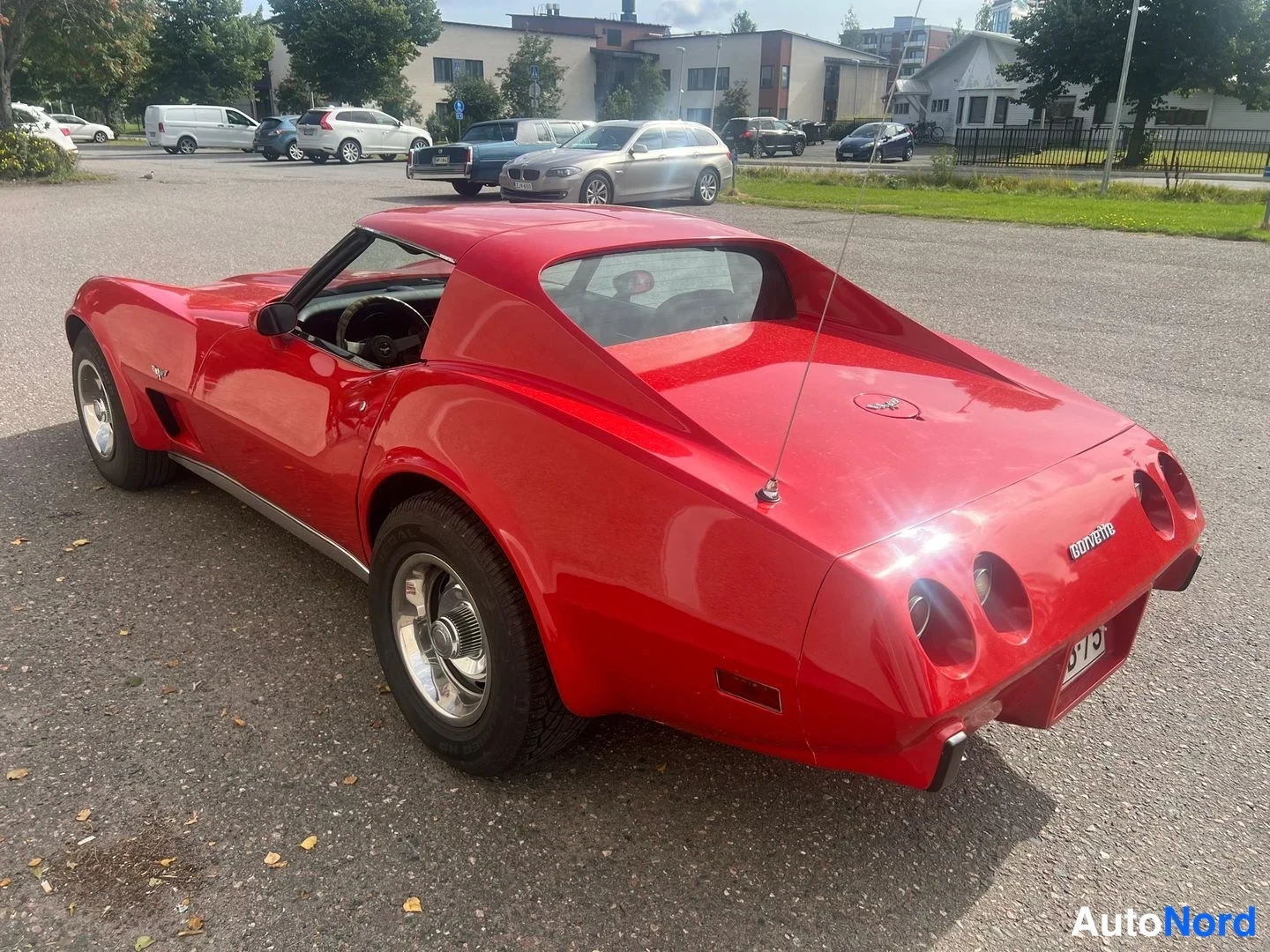 Röd Chevrolet Corvette STINGRAY 1977, snett bakifrån, bild 6