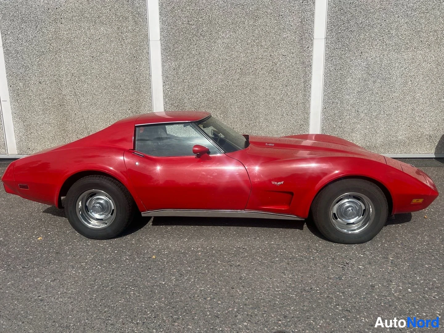 Röd Chevrolet Corvette STINGRAY 1977, från sidan, bild 5