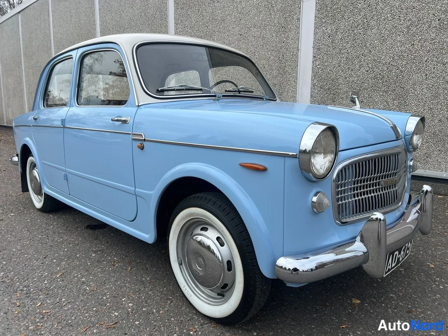 Blå Fiat 1100 1960, snett framifrån, fronten åt höger, bild 4