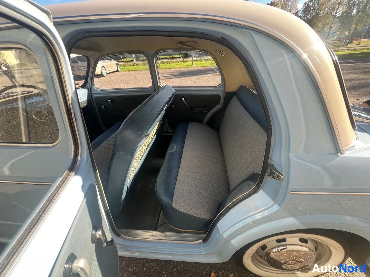 Blå Fiat 1100 1960, baksäten, bild 19