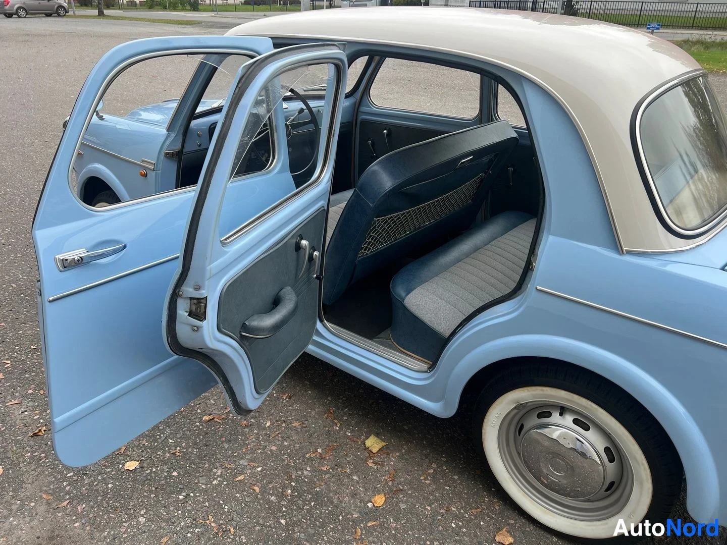 Blå Fiat 1100 1960, från sidan, bild 8