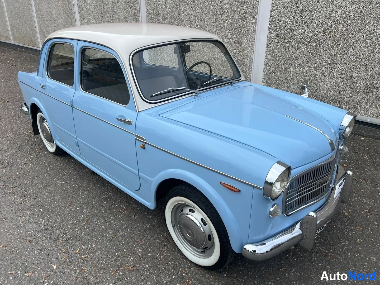 Blå Fiat 1100 1960, snett framifrån, fronten åt höger, bild 5