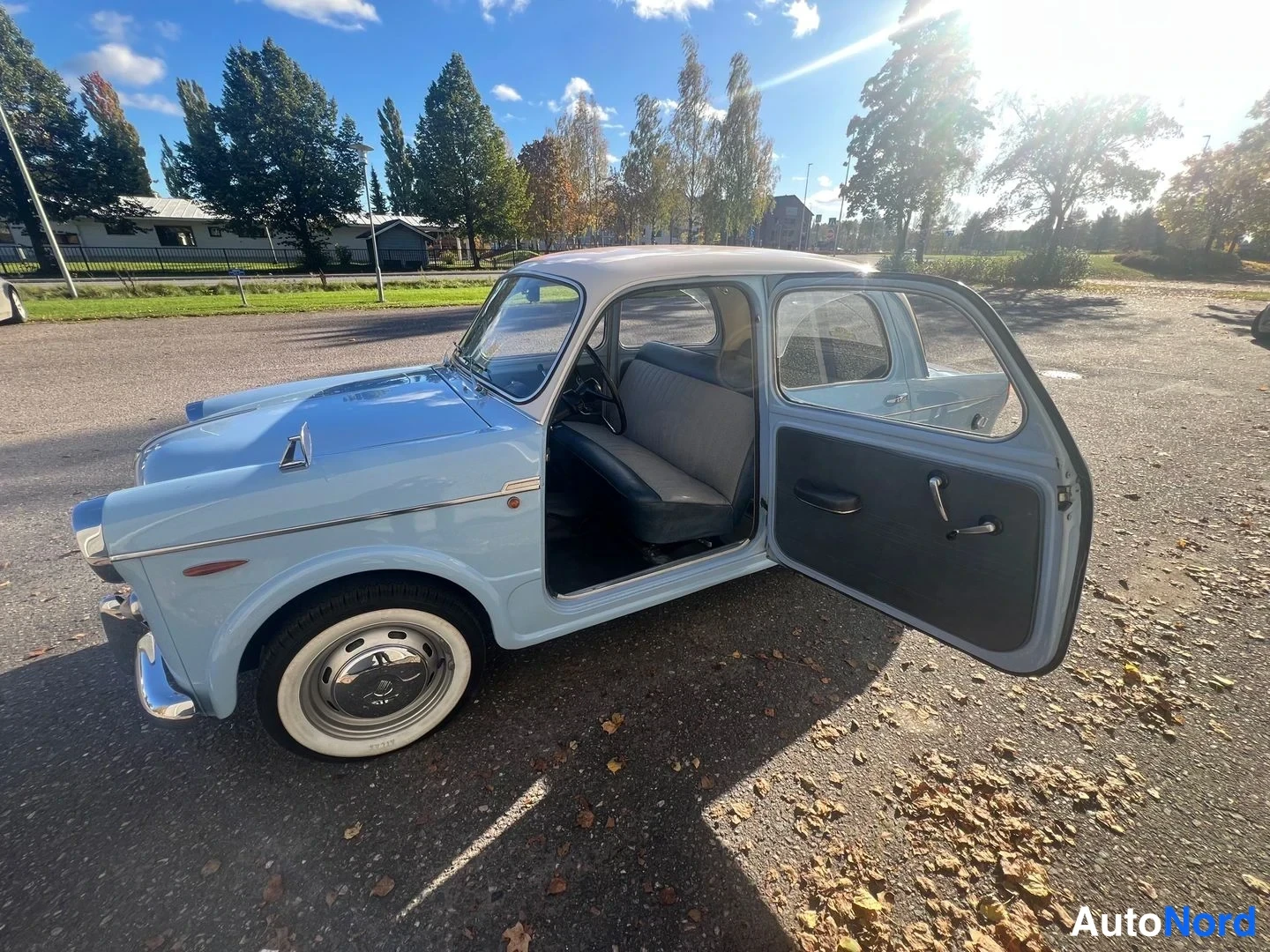 Blå Fiat 1100 1960, snett framifrån, fronten åt vänster, bild 3