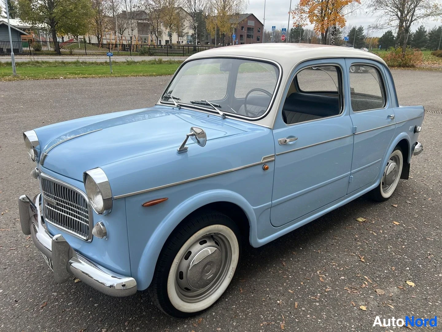 Blå Fiat 1100 1960, snett framifrån, fronten åt vänster, bild 2