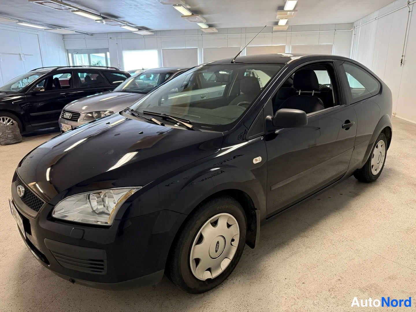 Blå Ford Focus 2005, snett framifrån, fronten åt vänster, bild 2