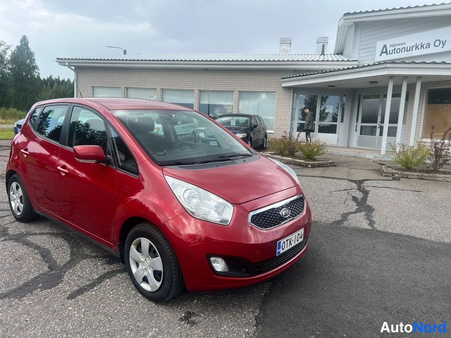 Röd Kia Venga 2013, snett framifrån, fronten åt höger, bild 4