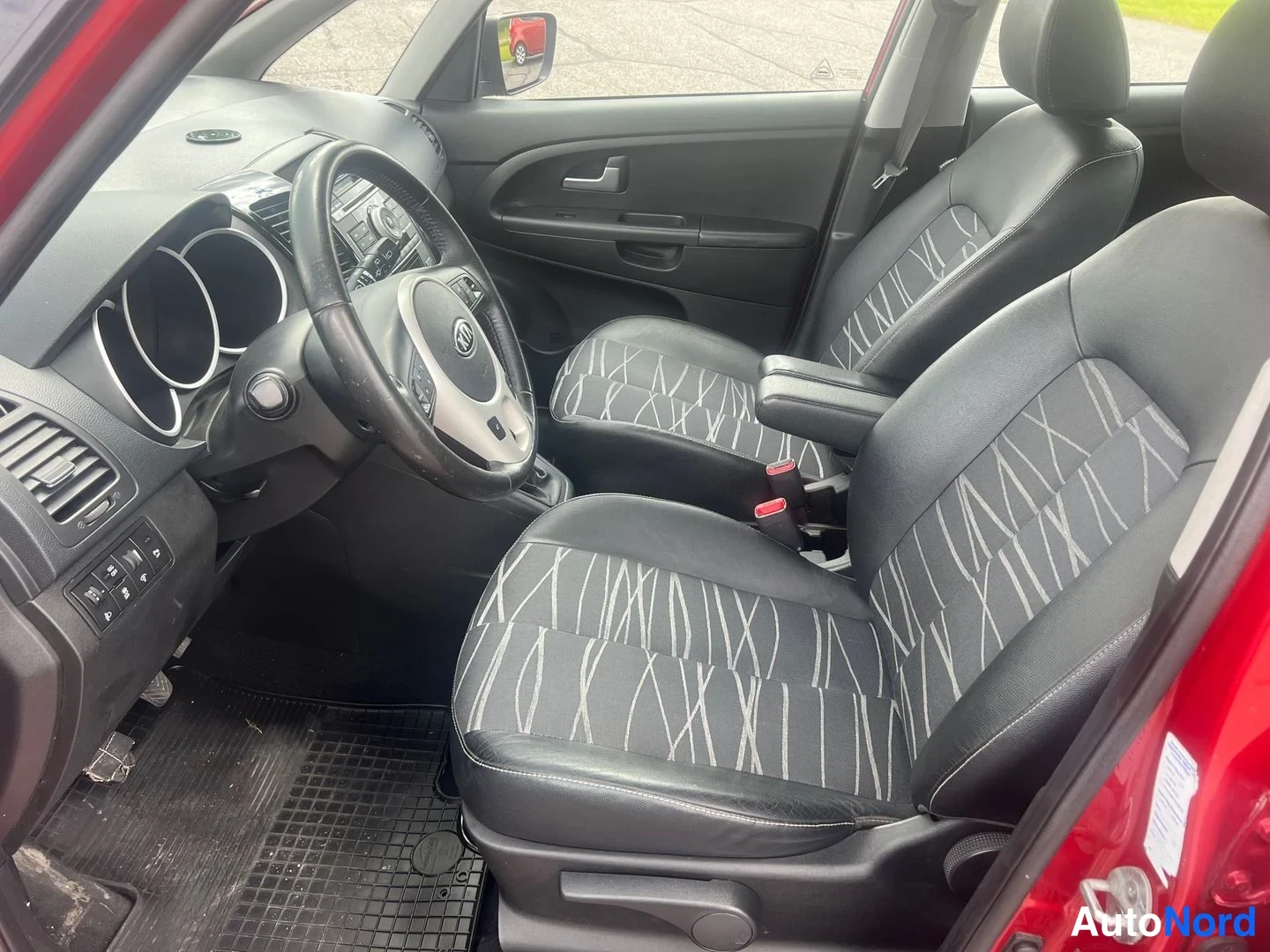 Röd Kia Venga 2013, framsäten, bild 12