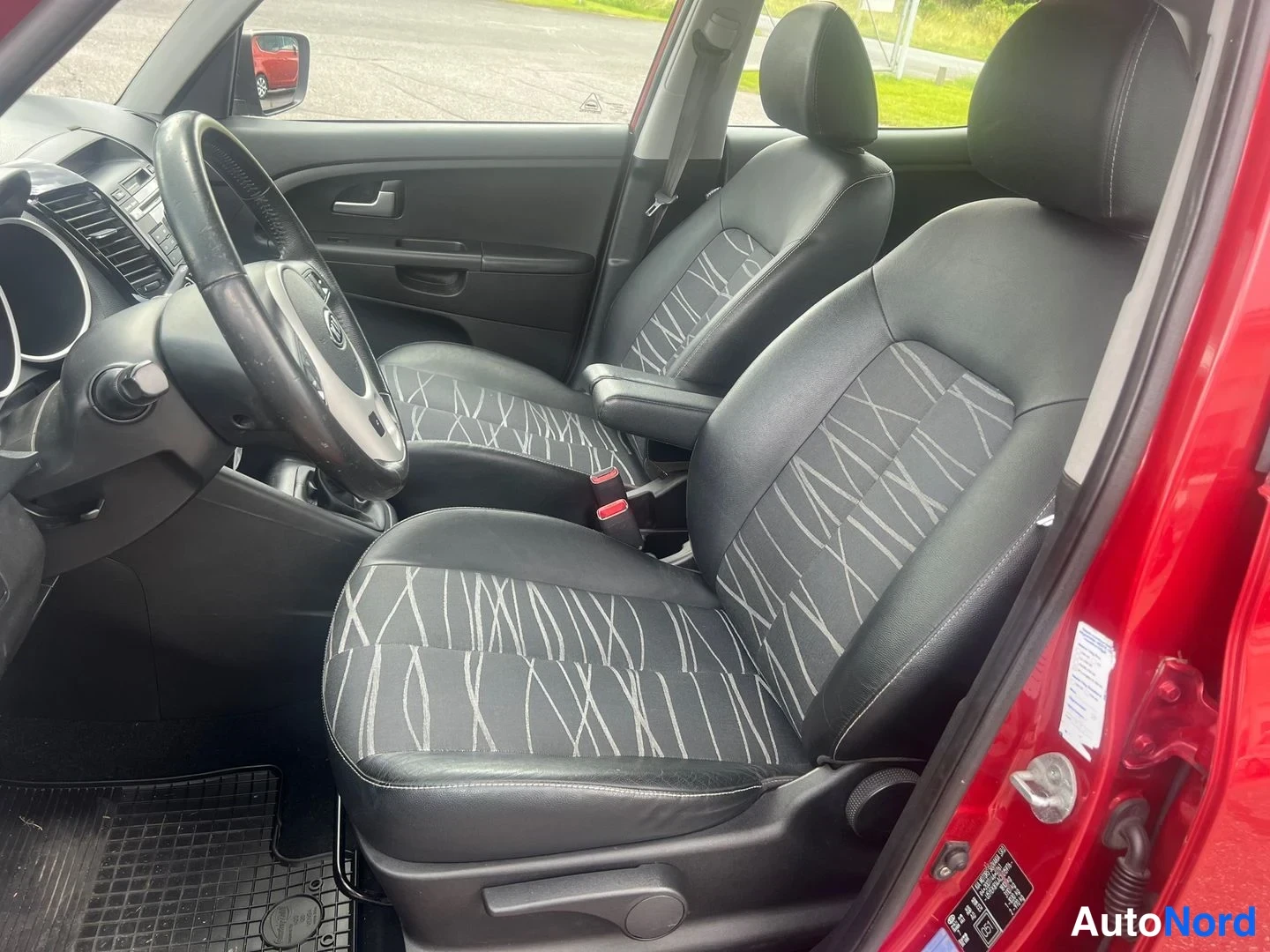 Röd Kia Venga 2013, framsäten, bild 13