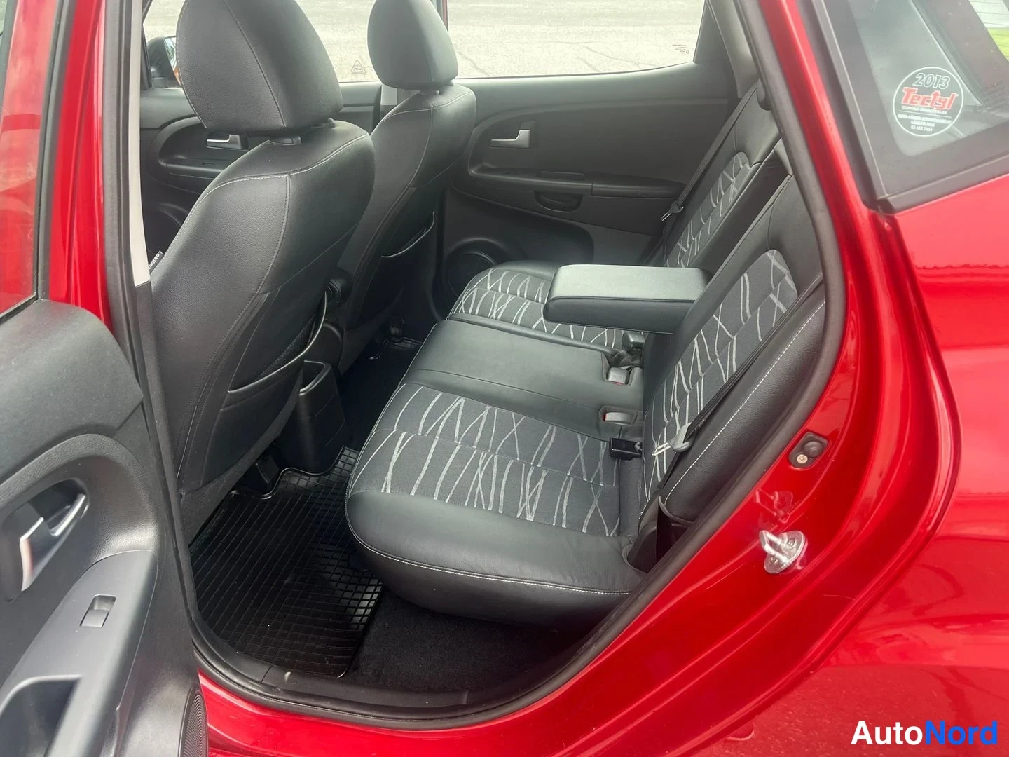 Röd Kia Venga 2013, baksäten, bild 14
