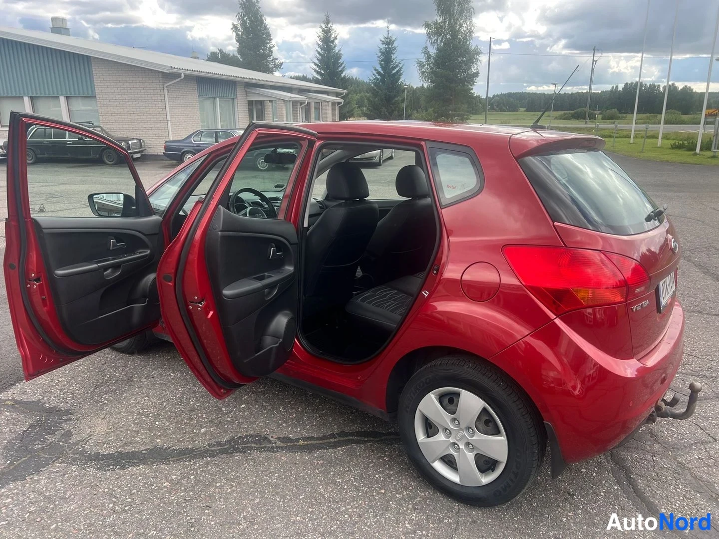 Röd Kia Venga 2013, snett bakifrån, bild 7