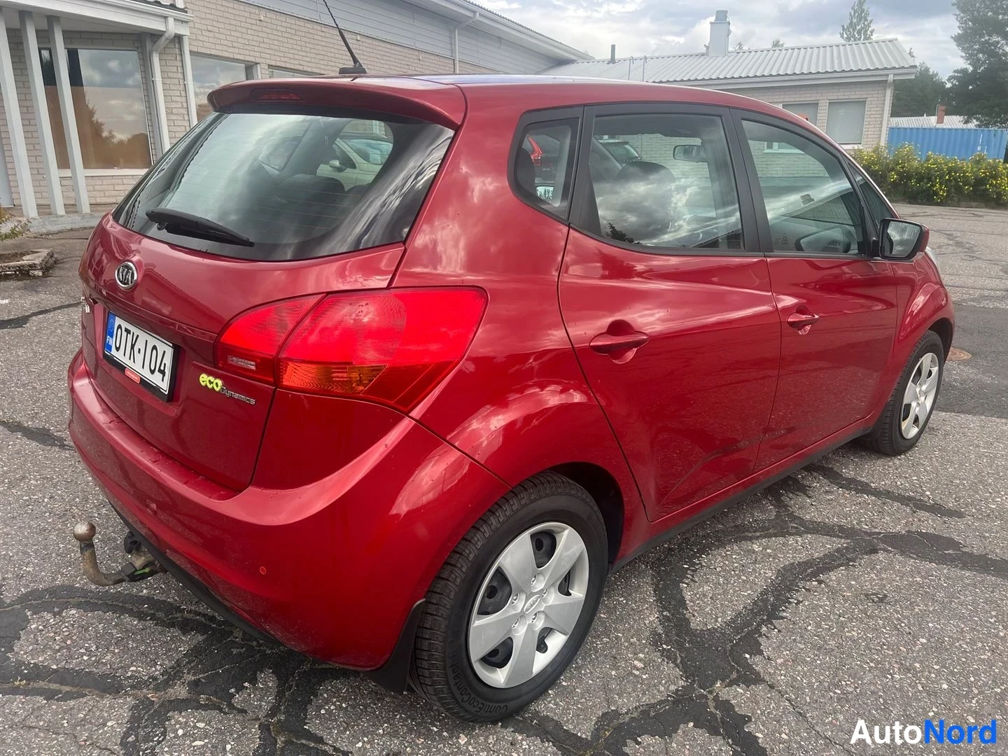 Röd Kia Venga 2013, snett bakifrån, bild 9