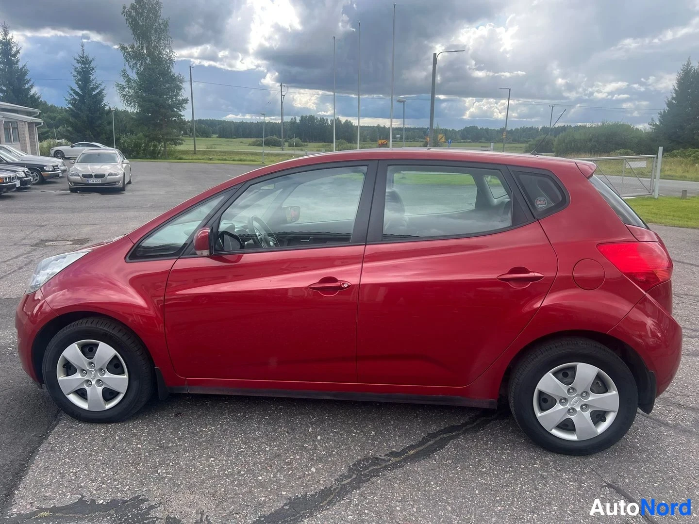 Röd Kia Venga 2013, snett framifrån, fronten åt vänster, bild 3