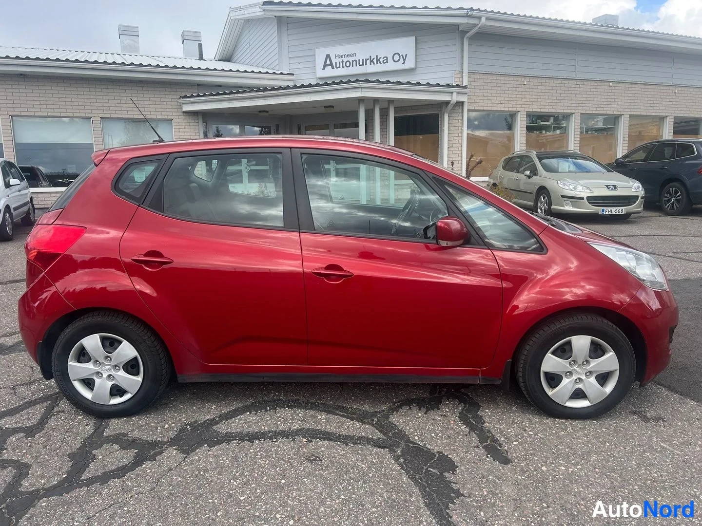 Röd Kia Venga 2013, snett bakifrån, bild 8