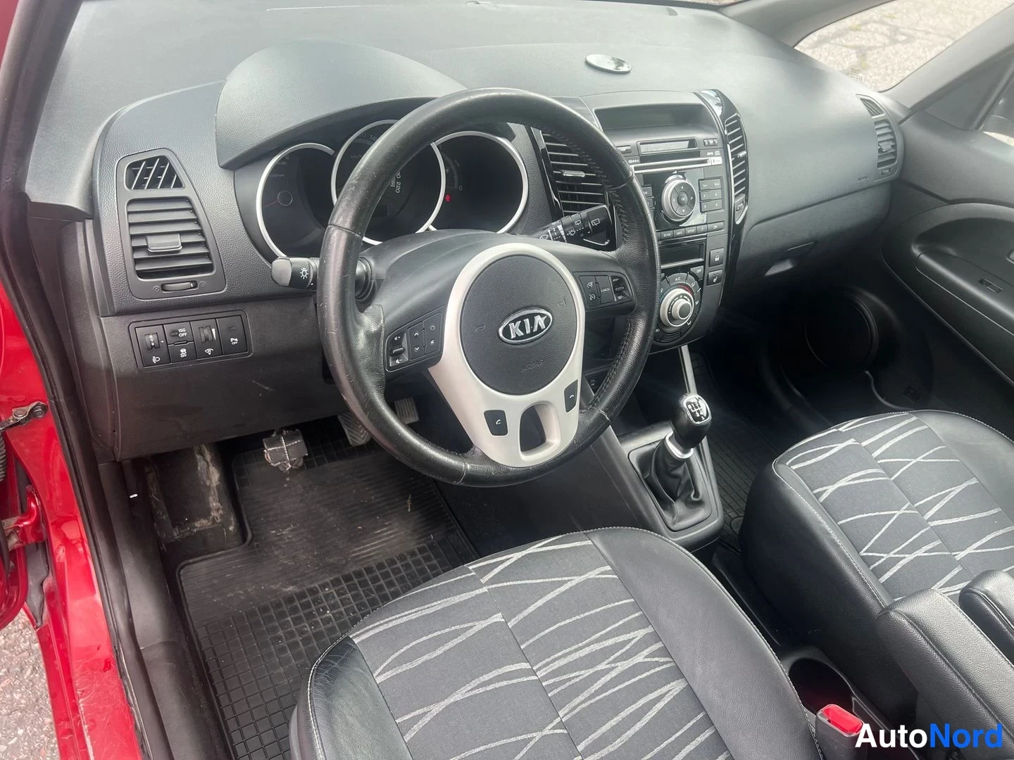 Röd Kia Venga 2013, förarplats, bild 11