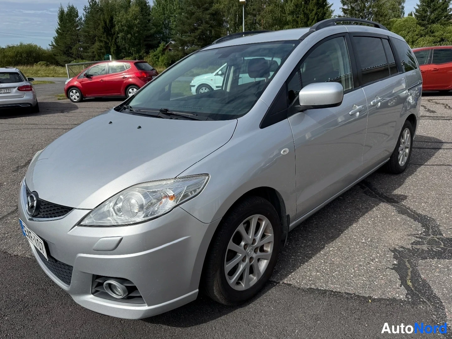 Silver Mazda 5 2011, snett framifrån, fronten åt vänster, bild 2