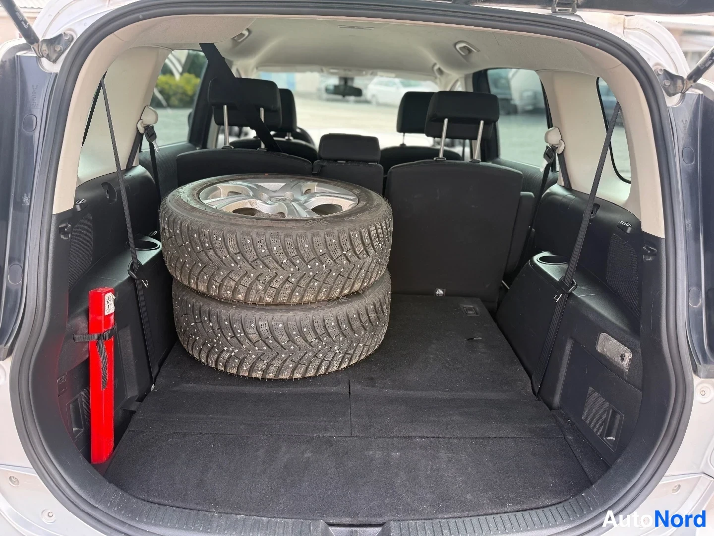 Silver Mazda 5 2011, bagageutrymme, bild 11