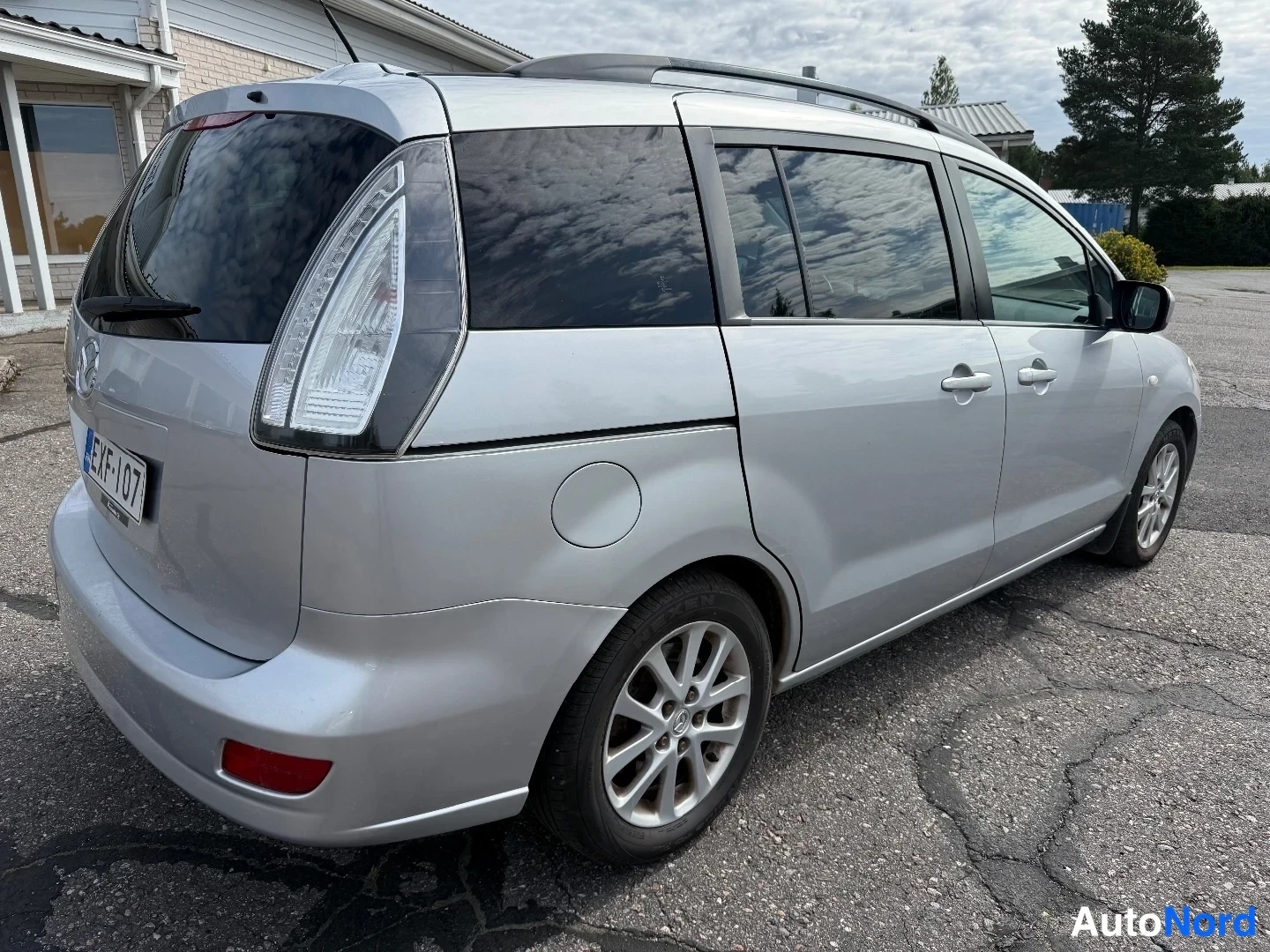Silver Mazda 5 2011, snett bakifrån, bild 5