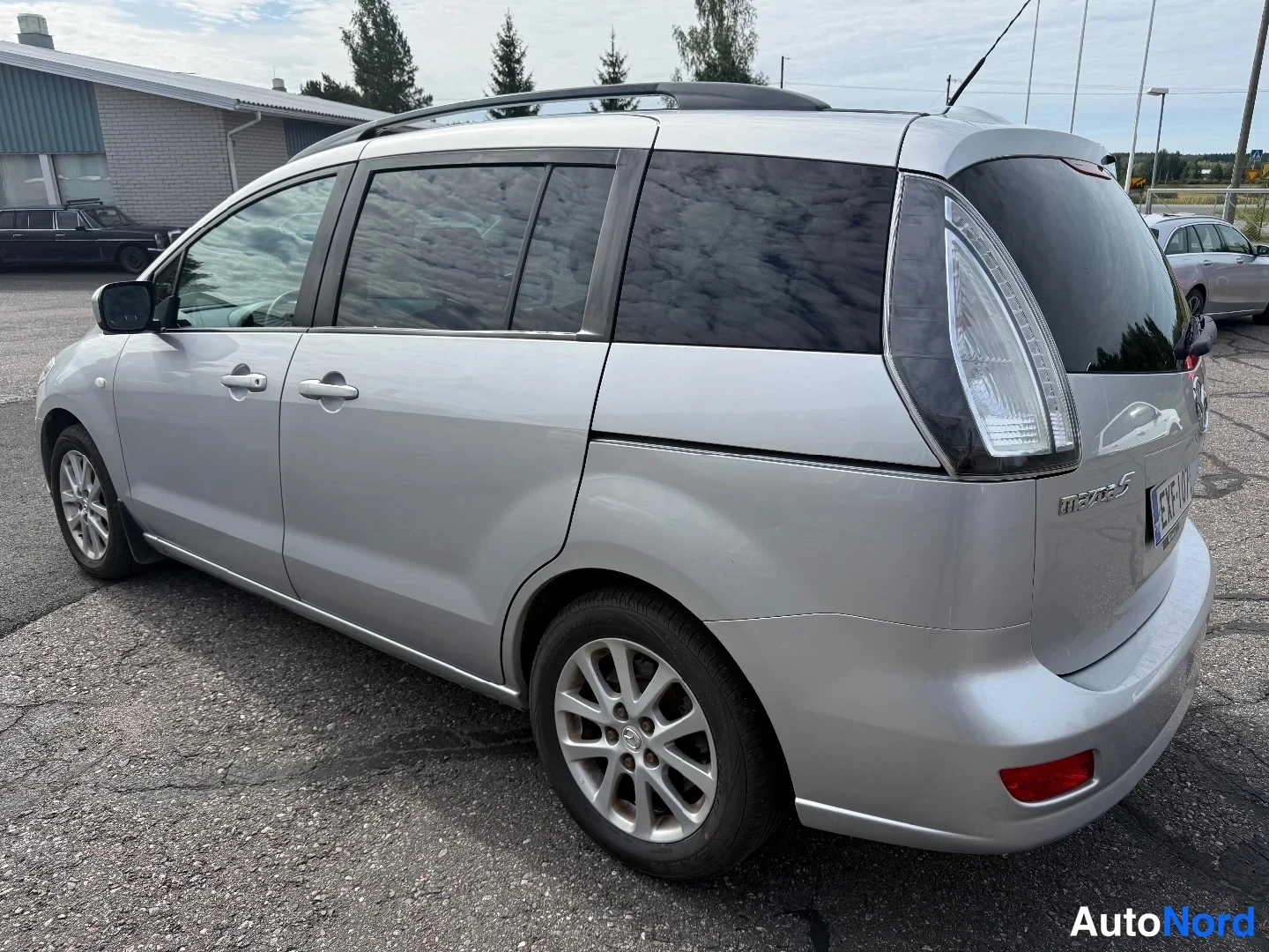 Silver Mazda 5 2011, snett bakifrån, bild 6