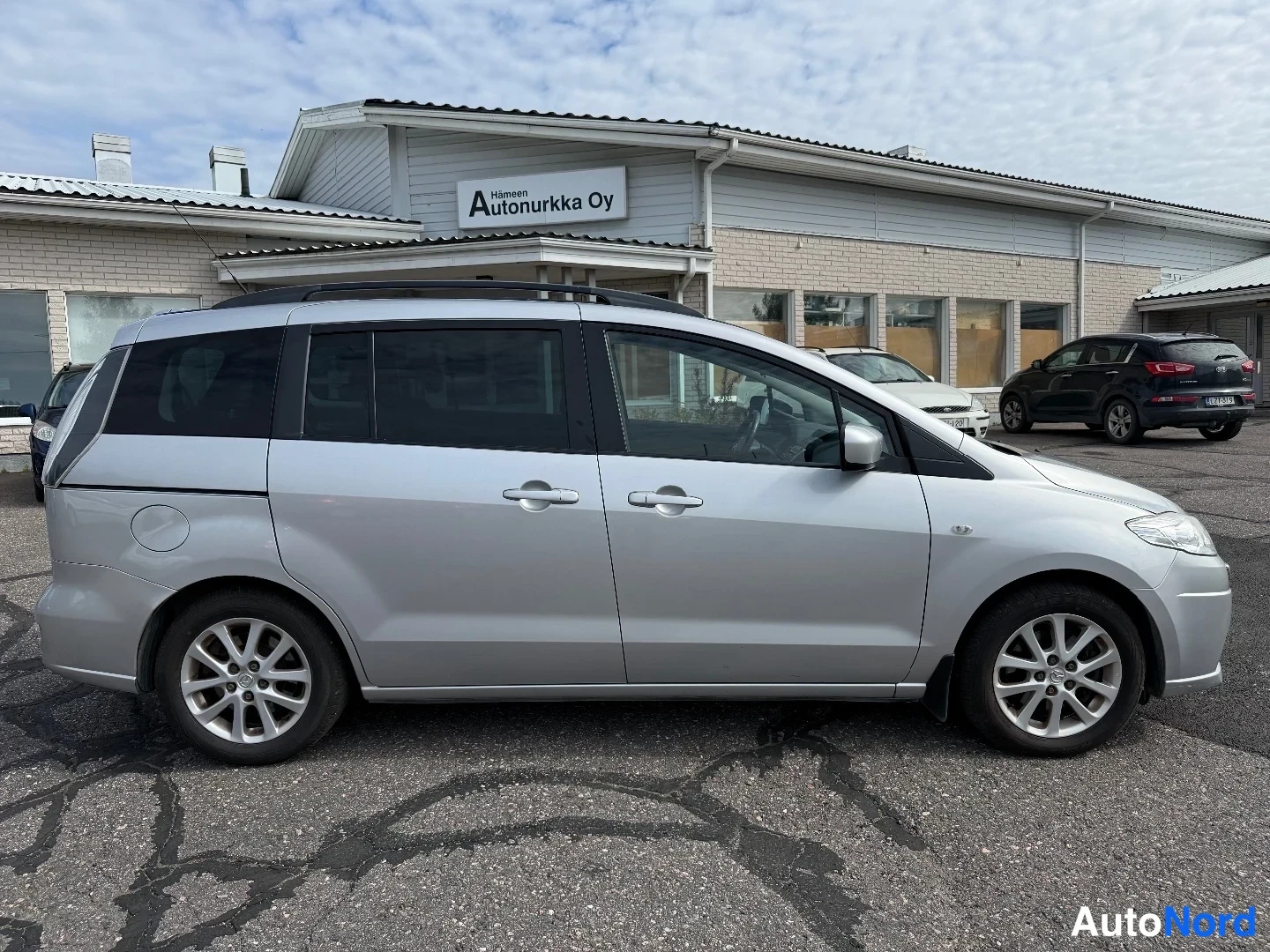 Silver Mazda 5 2011, snett framifrån, fronten åt höger, bild 3