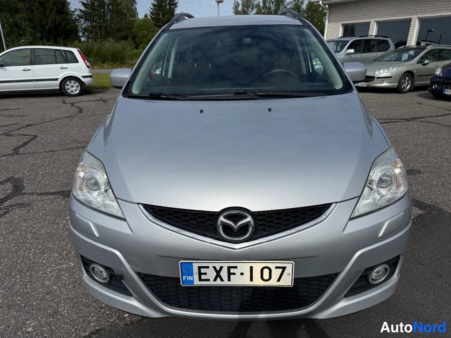 Silver Mazda 5 2011, framifrån, bild 4