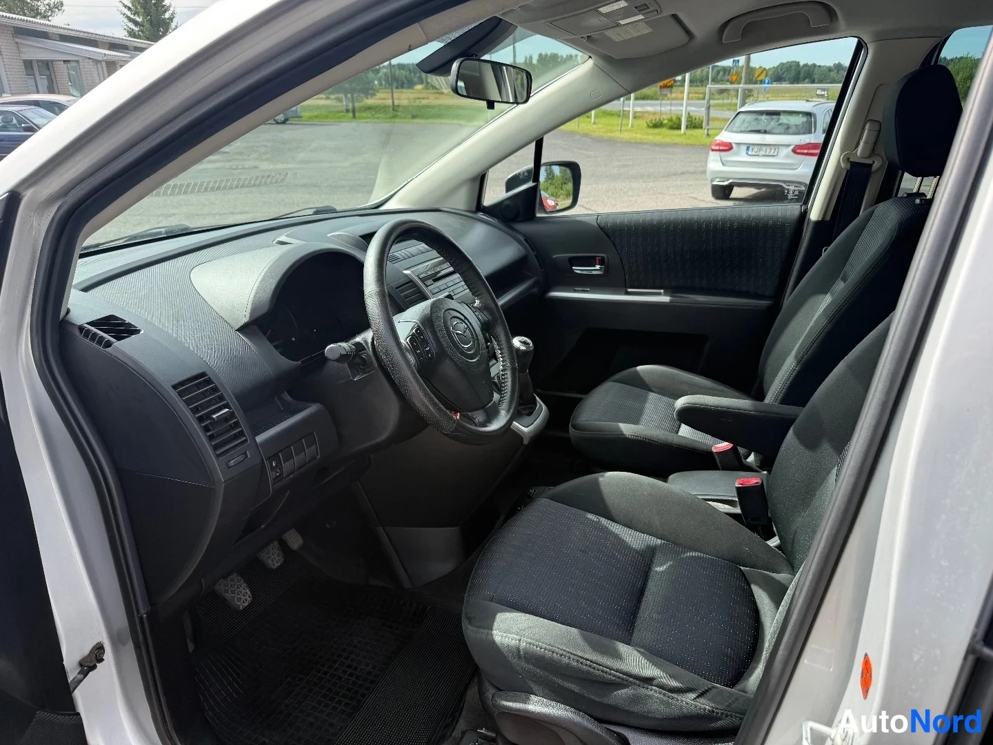 Silver Mazda 5 2011, framsäten, bild 9