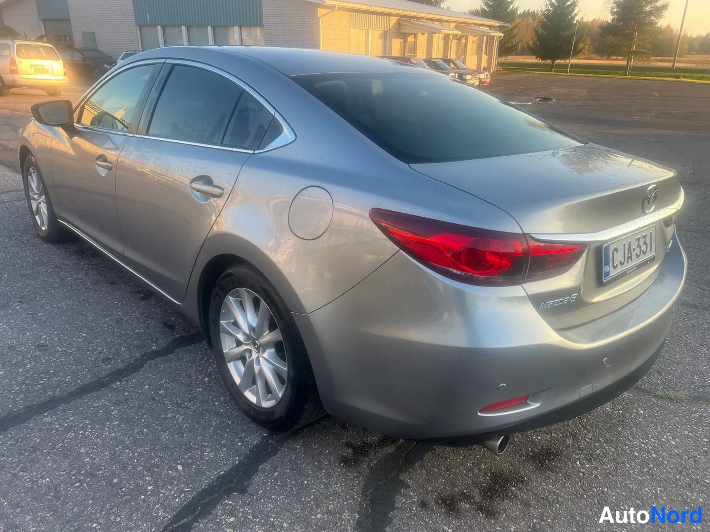 Grå Mazda 6 2014, snett bakifrån, bild 7