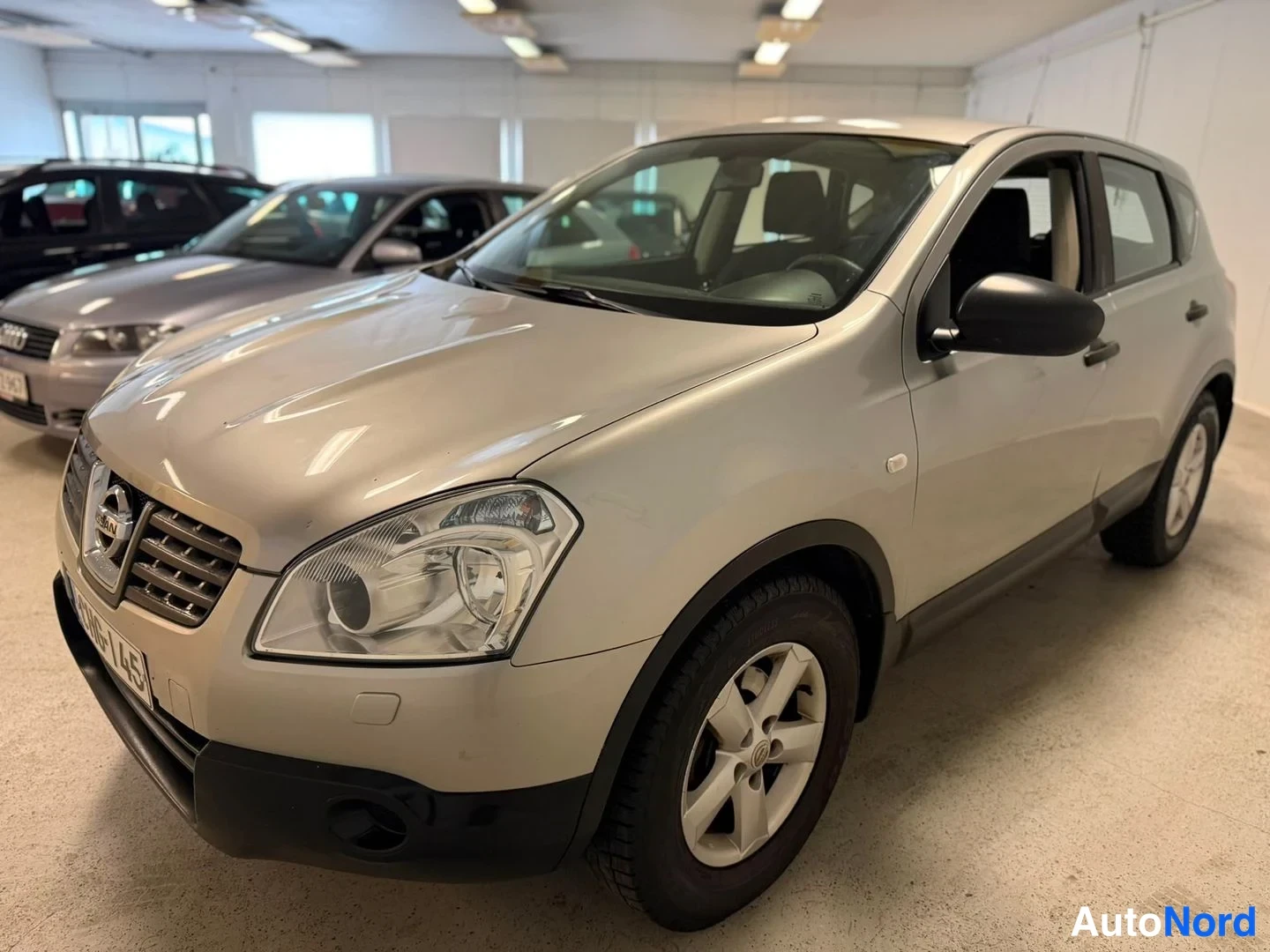 Silver Nissan Qashqai 2009, snett framifrån, fronten åt vänster, bild 2