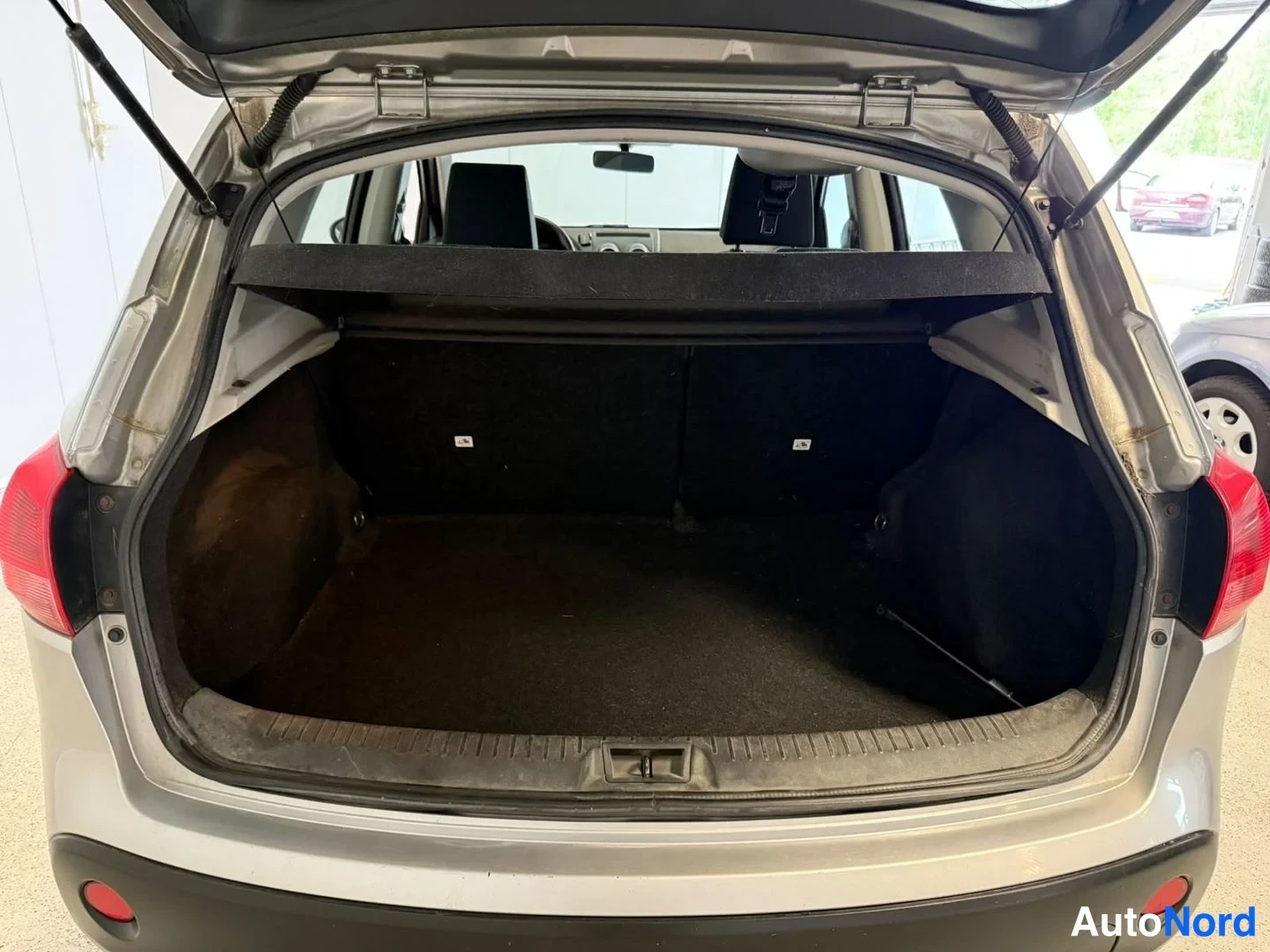 Silver Nissan Qashqai 2009, bagageutrymme, bild 11