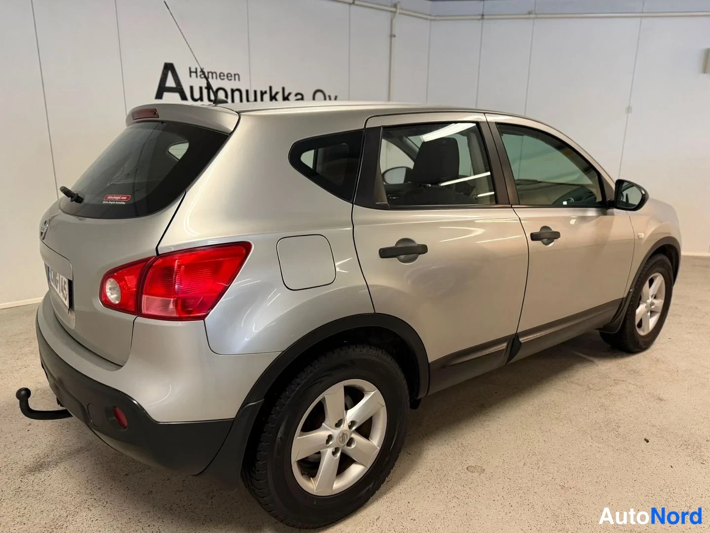 Silver Nissan Qashqai 2009, snett bakifrån, bild 6