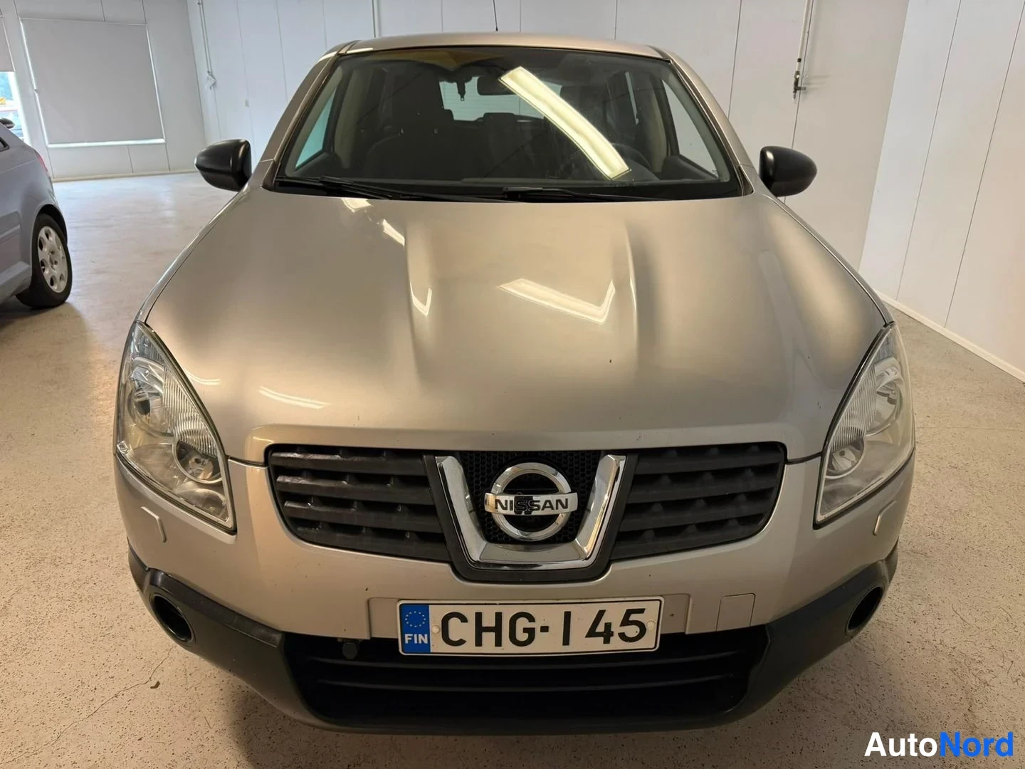 Silver Nissan Qashqai 2009, framifrån, bild 3