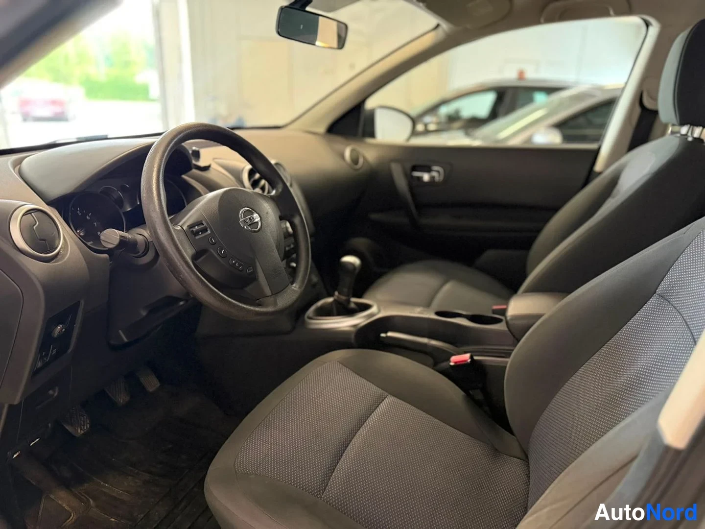 Silver Nissan Qashqai 2009, förarplats, bild 9